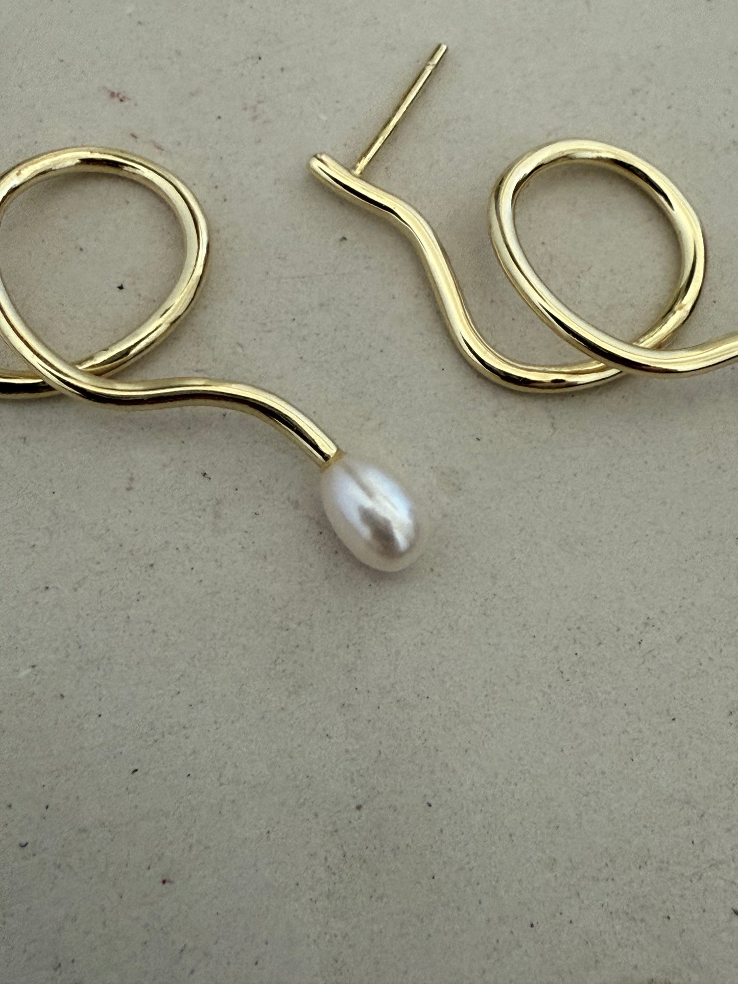 Wiggle pearl earrings