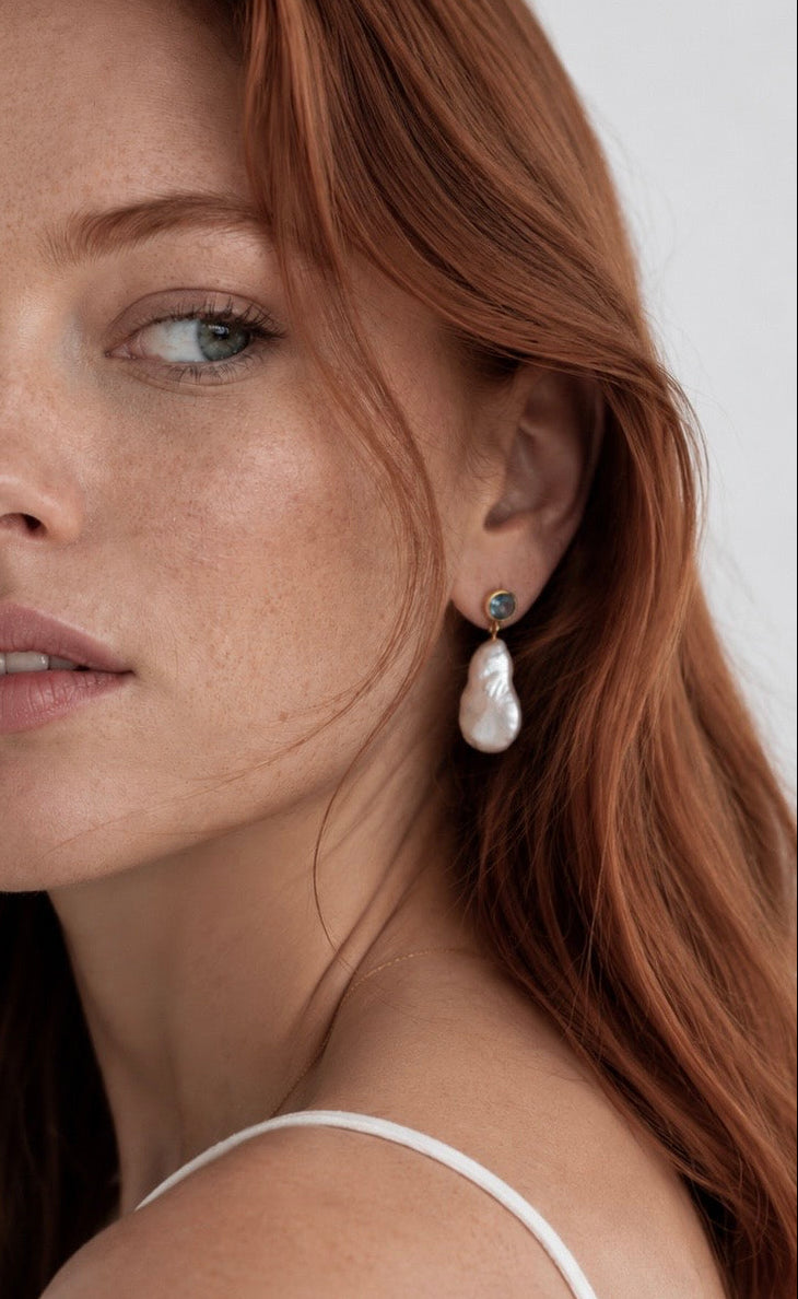 Silence pearl earrings