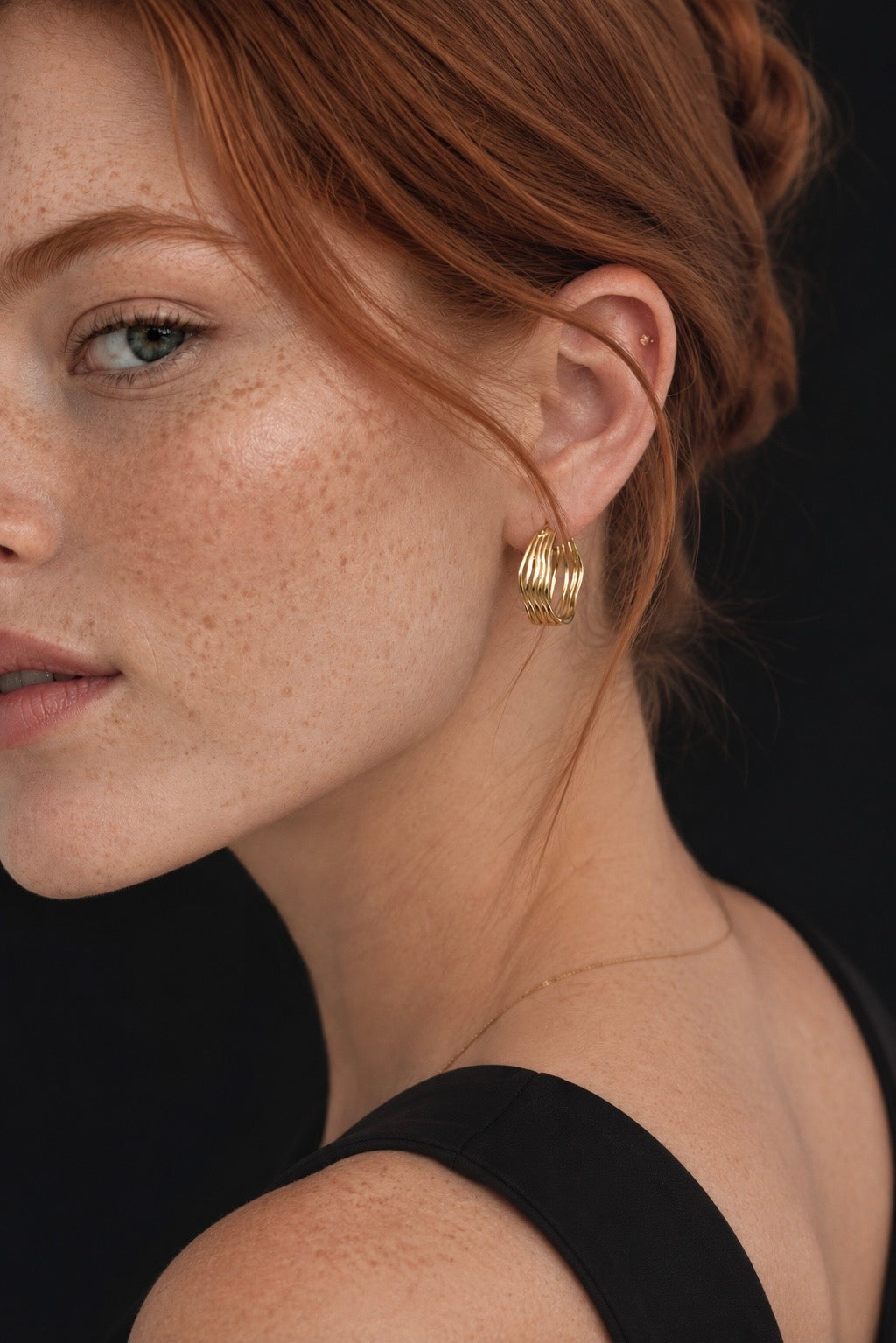 Wiggle earrings gold