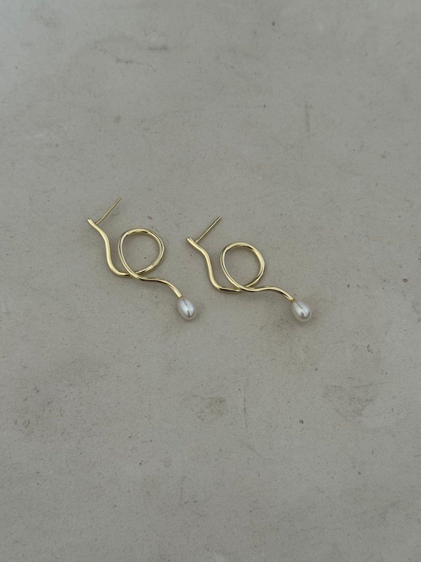 Wiggle pearl earrings