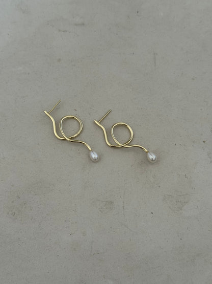 Wiggle pearl earrings