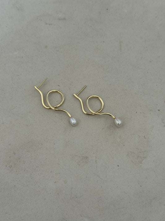 Wiggle pearl earrings