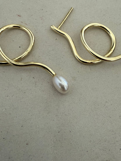 Wiggle pearl earrings