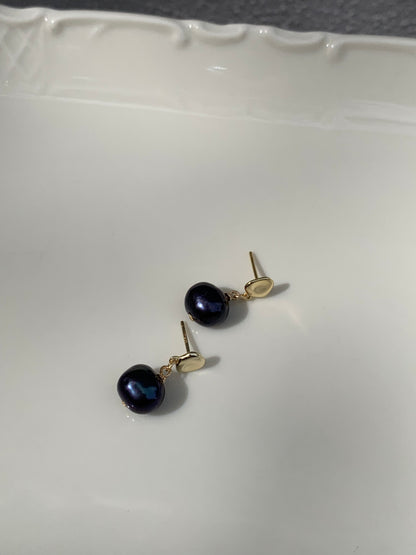 Black pearl stud earrings