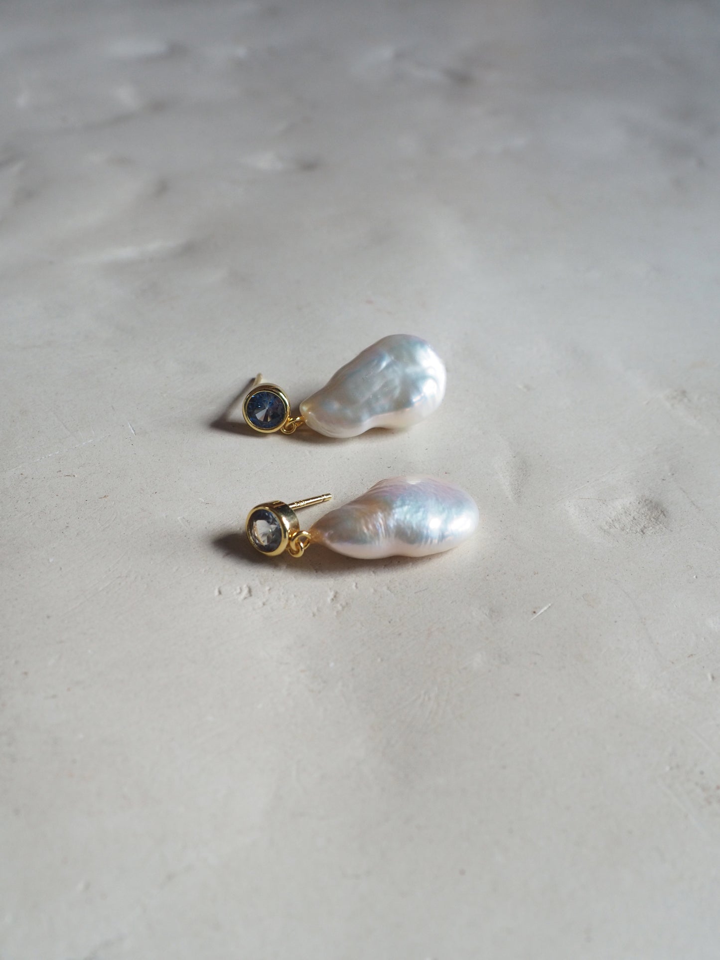 Silence pearl earrings