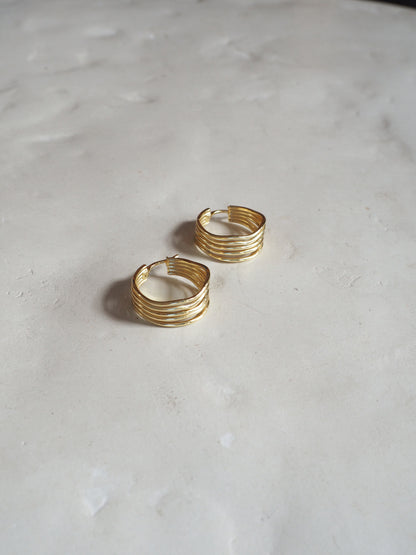 Wiggle earrings gold