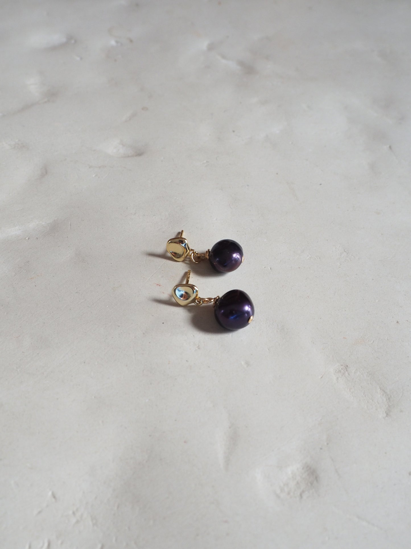 Black pearl stud earrings