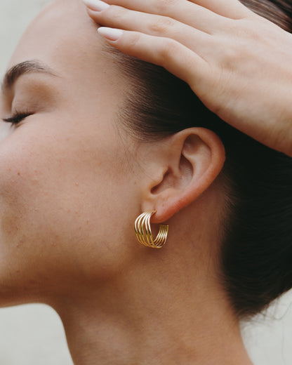 Wiggle earrings gold