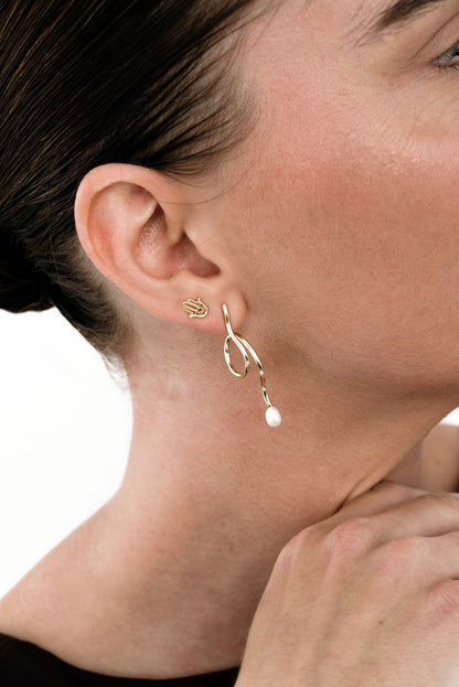 Wiggle pearl earrings