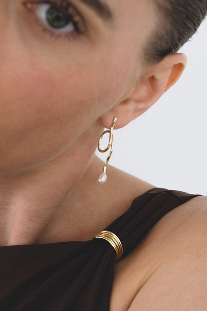 Wiggle pearl earrings