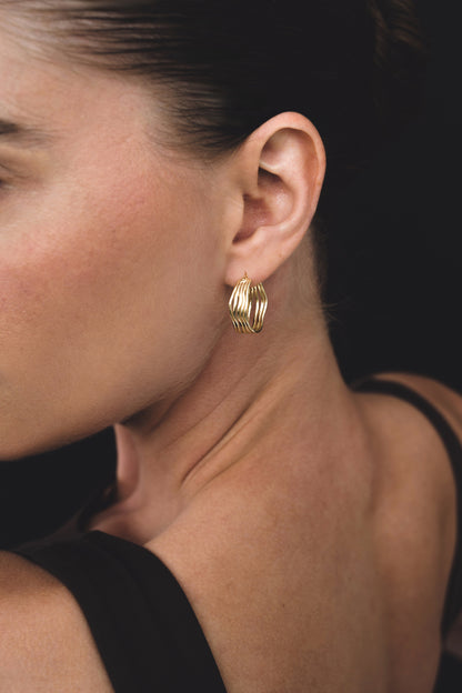 Wiggle earrings gold