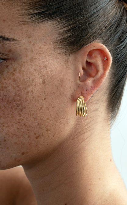 Wiggle earrings gold