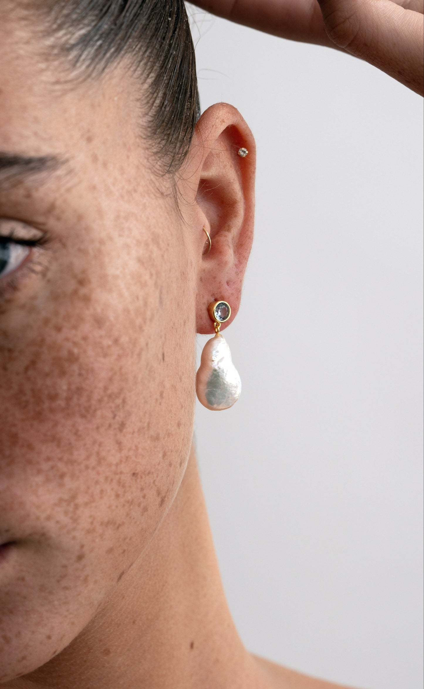 Silence pearl earrings